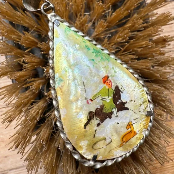 🌈SOLD🌈Vintage Two Sided Hand Painted Bird Scene Horse Scene Pendant - Picture 10 of 12